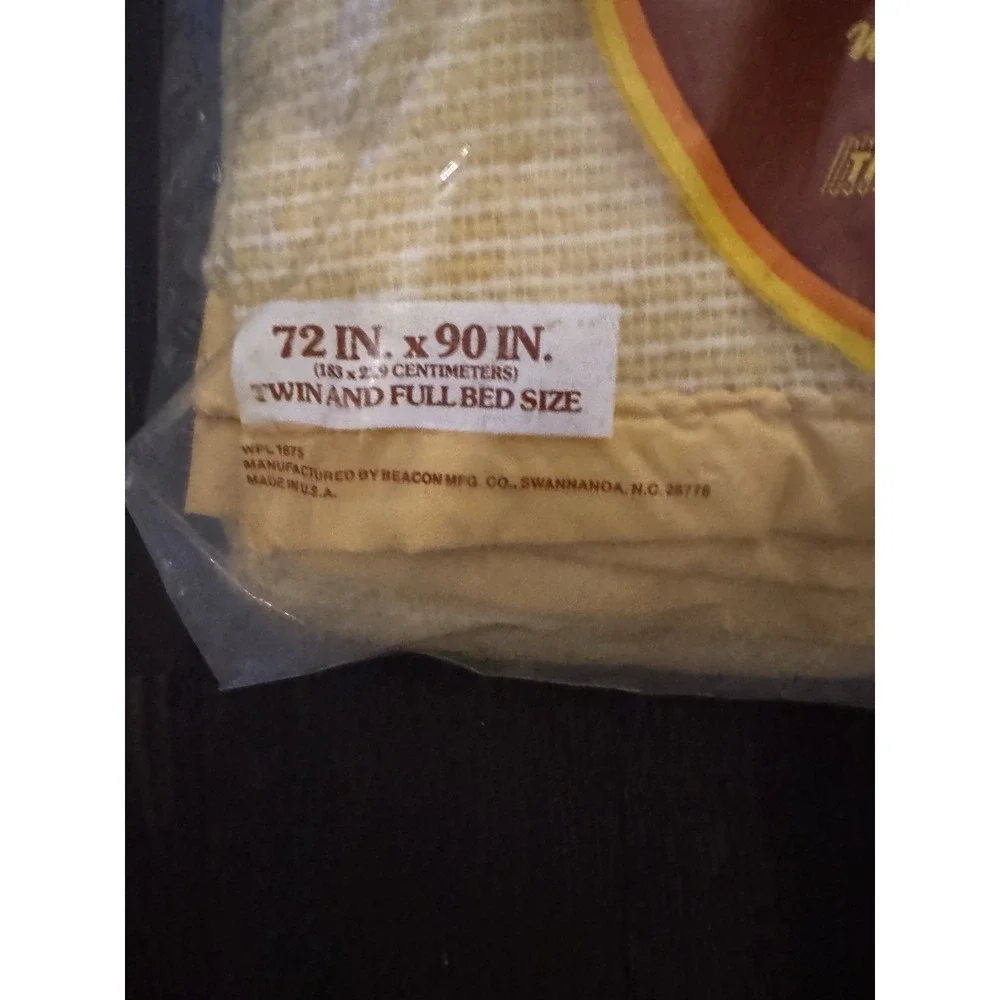Beacon 100% poly Thermal Blanket NEW 72 x 90